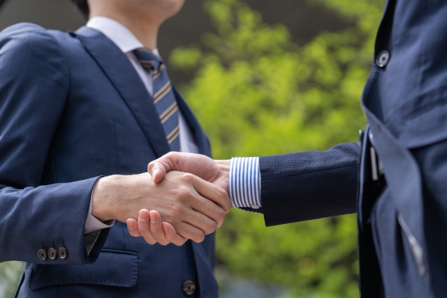 固い握手