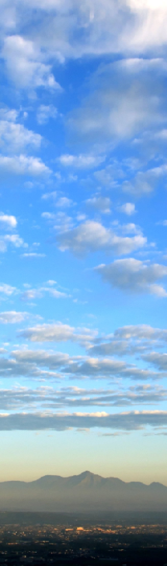 小林市から望む青空と霧島連山