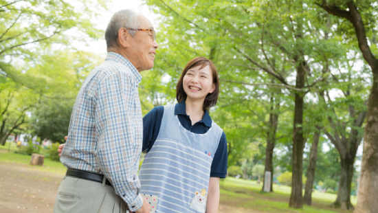 若い女性とお年寄り