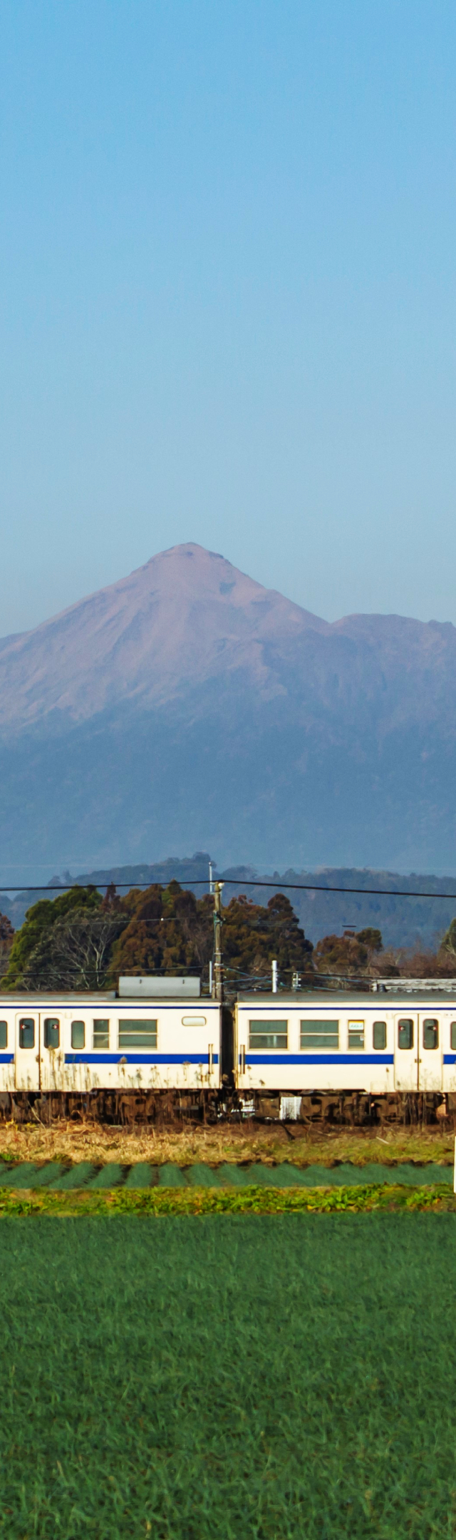 小林市を通るJR吉都線と高千穂峰