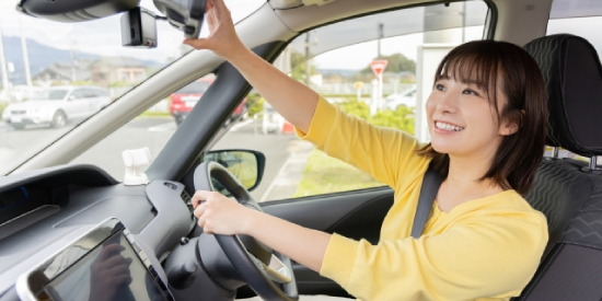 運転する若い女性